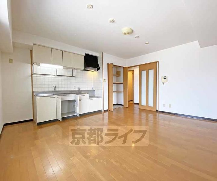 京都府京都市下京区五条通堀川西入柿本町の賃貸マンションの居間