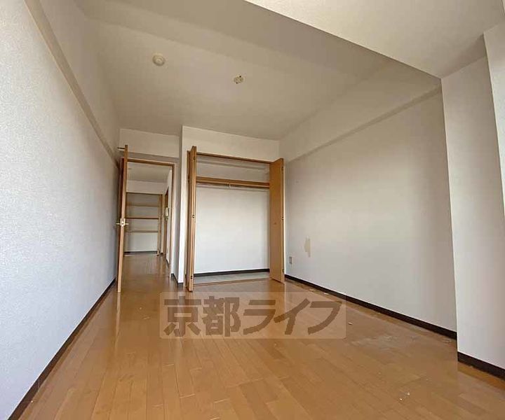 京都府京都市下京区五条通堀川西入柿本町の賃貸マンションの居間
