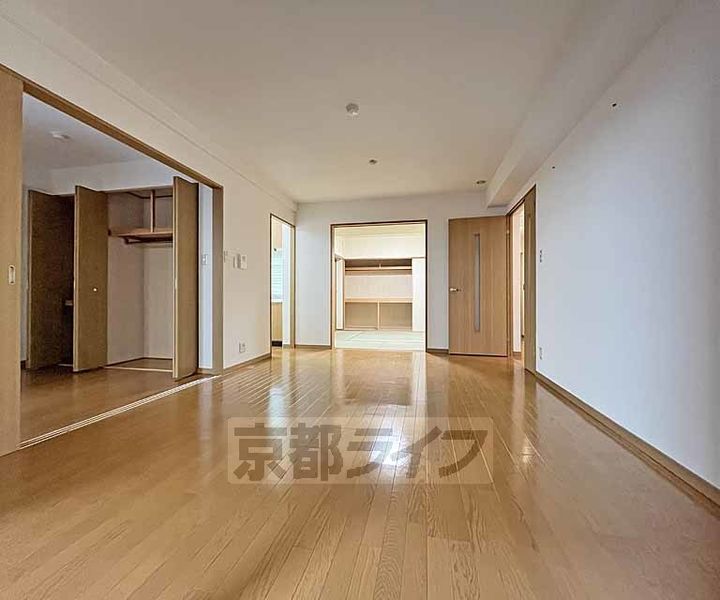 京都府京都市下京区石井筒町の賃貸マンションの居間