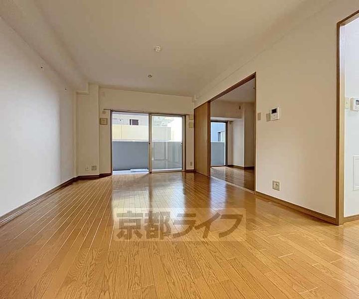 京都府京都市下京区石井筒町の賃貸マンションの居間