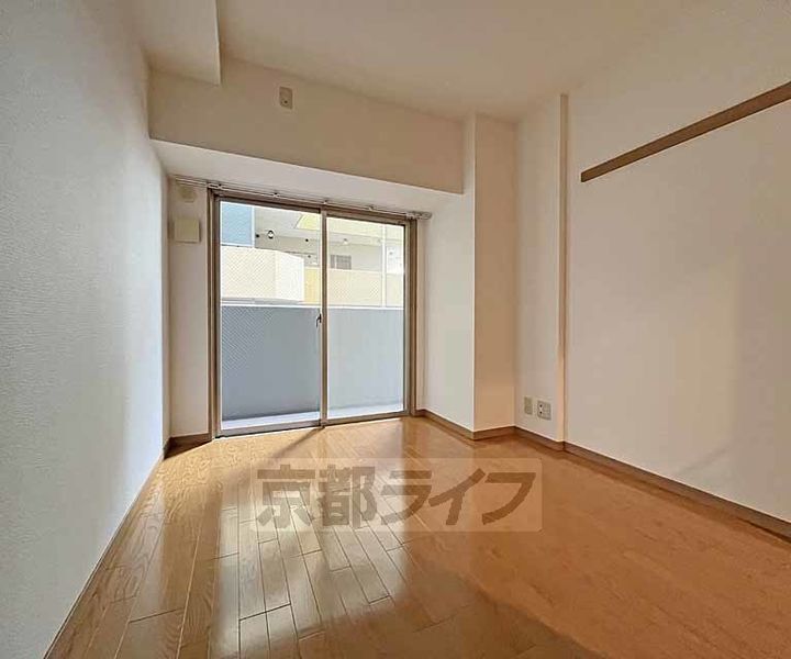 京都府京都市下京区石井筒町の賃貸マンションの居間