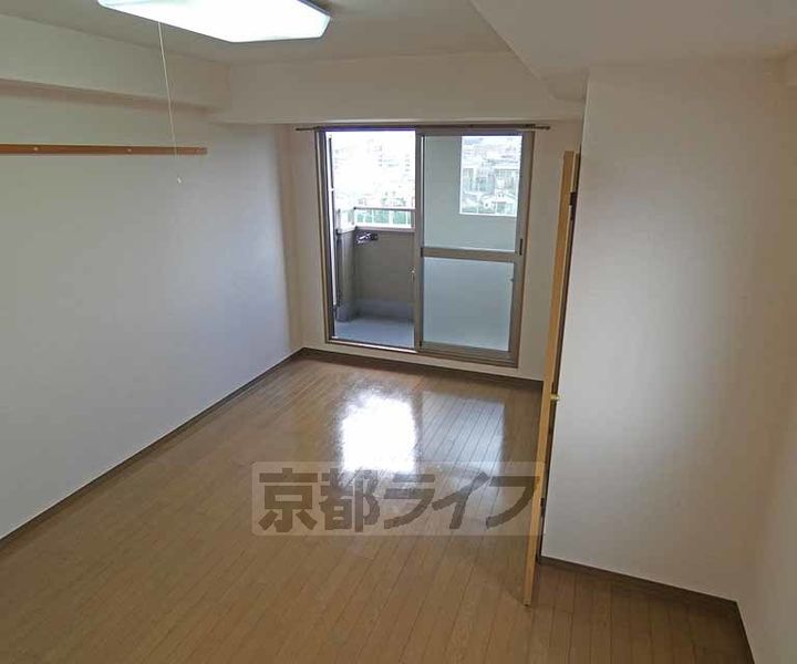 京都府京都市中京区宮本町の賃貸マンションの居間