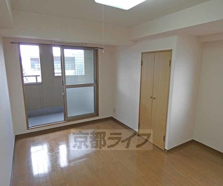 京都府京都市中京区宮本町の賃貸マンションの居間