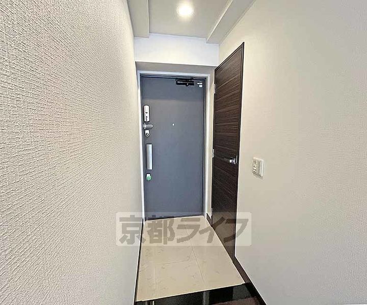 京都府京都市下京区不明門通五条下ル上平野町の賃貸マンションの玄関