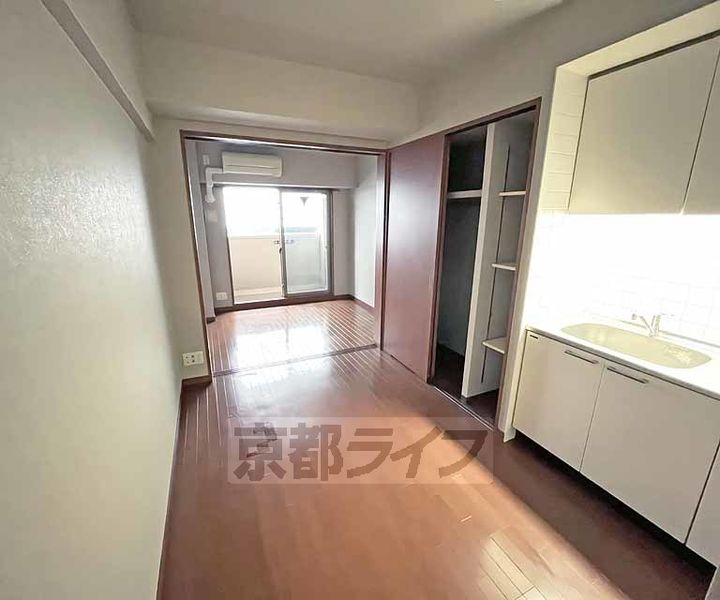 京都府京都市中京区塩屋町の賃貸マンションの居間