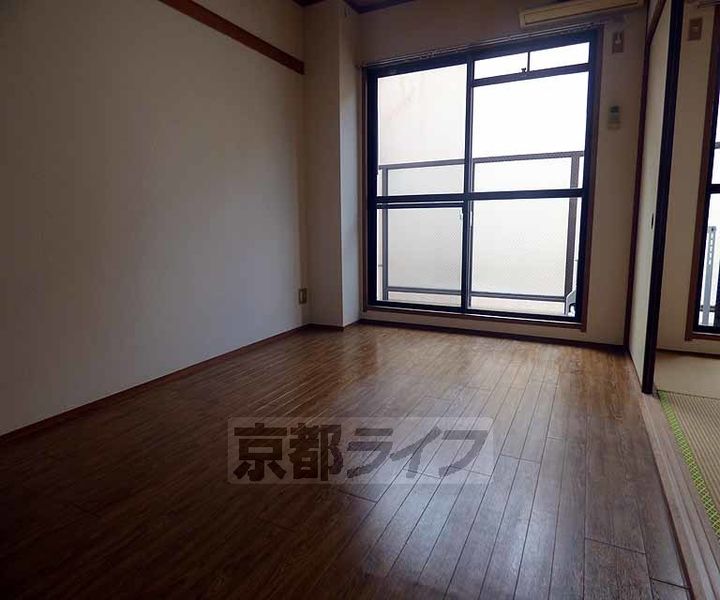 京都府京都市中京区左京町の賃貸マンションの居間