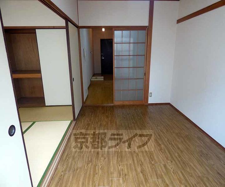 京都府京都市中京区左京町の賃貸マンションの居間
