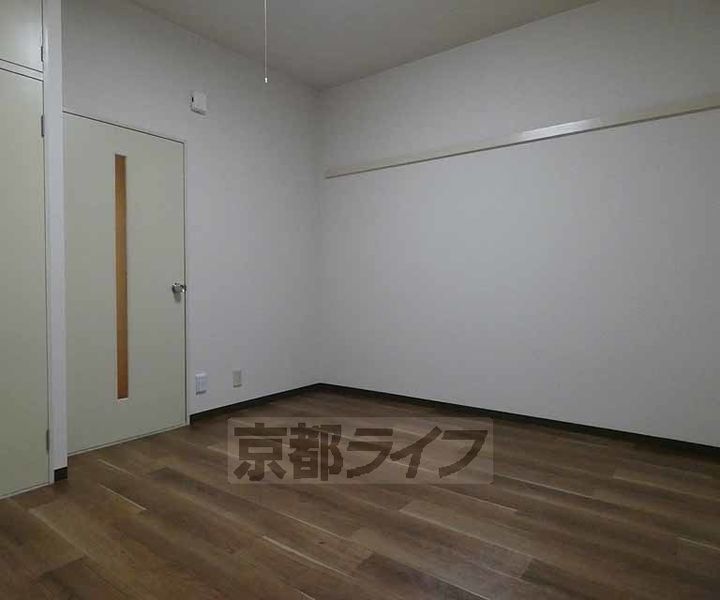 京都府京都市下京区綾小路通大宮西入坊門町の賃貸マンションの居間