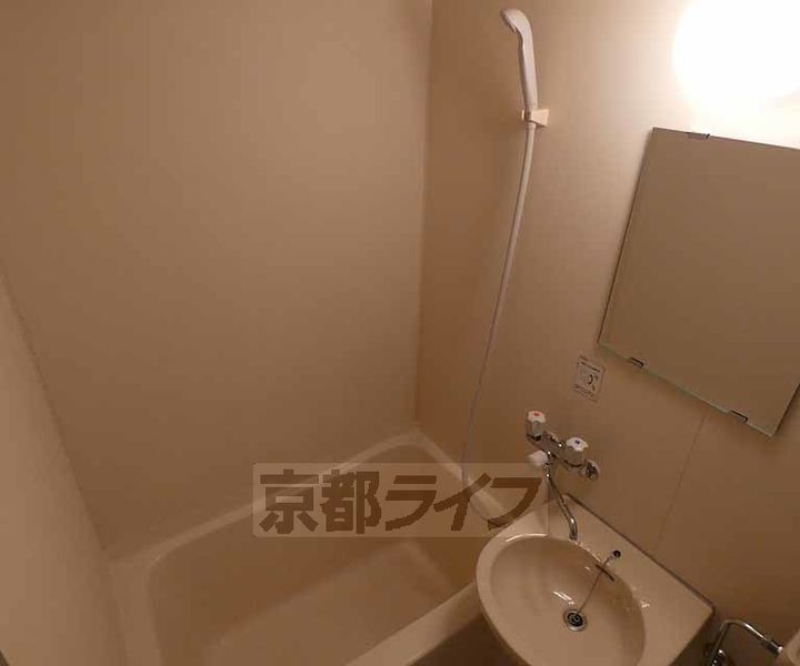 京都府京都市下京区綾小路通大宮西入坊門町の賃貸マンションの風呂