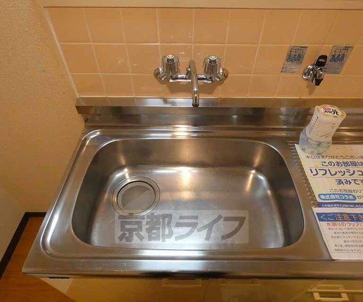 京都府京都市下京区綾小路通大宮西入坊門町の賃貸マンションの居間