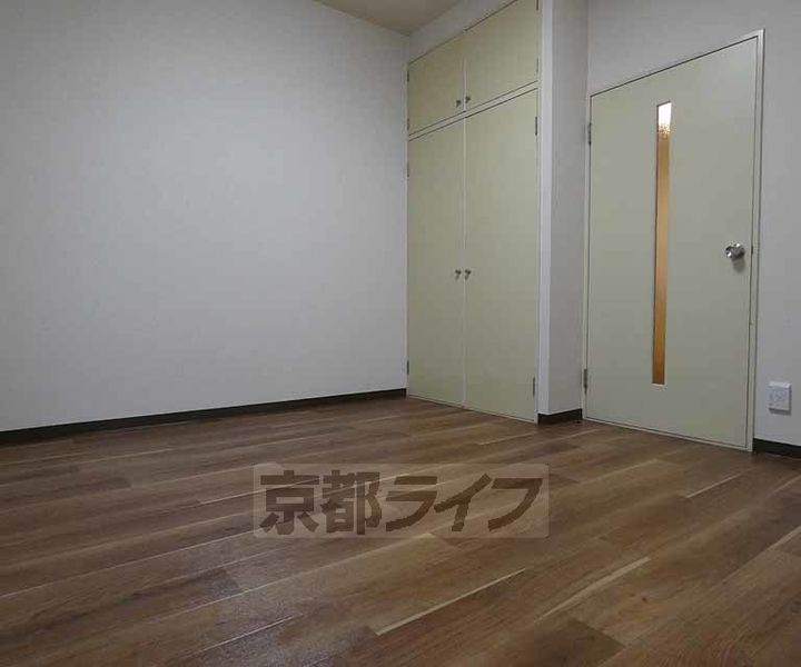 京都府京都市下京区綾小路通大宮西入坊門町の賃貸マンションの居間