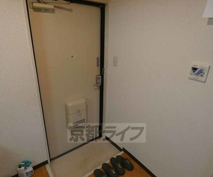 京都府京都市下京区綾小路通大宮西入坊門町の賃貸マンションの玄関