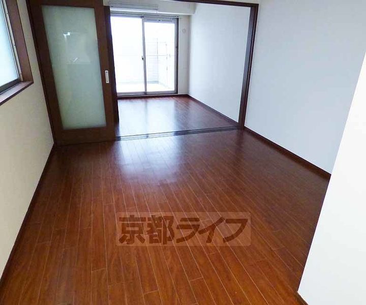 京都府京都市中京区西堂町の賃貸マンションの居間