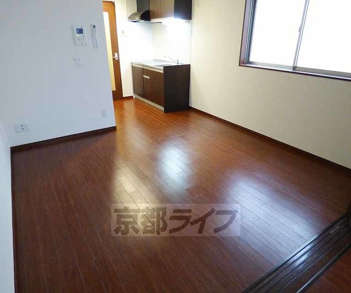 京都府京都市中京区西堂町の賃貸マンションの居間