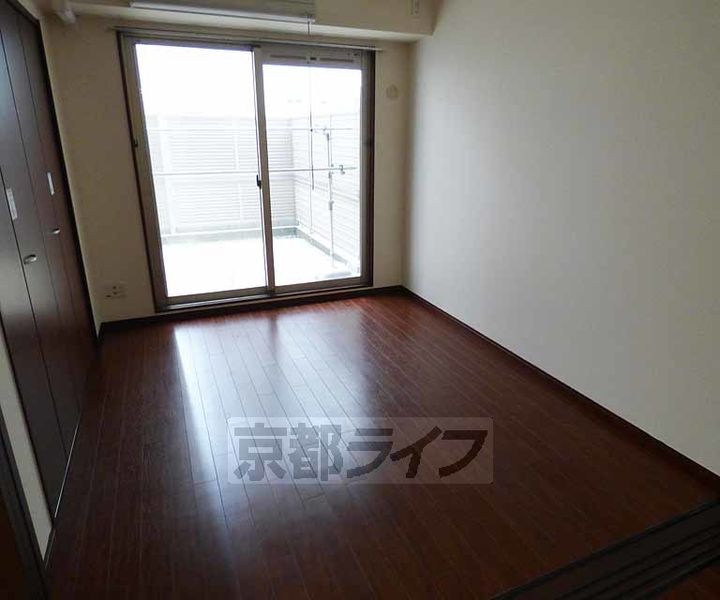 京都府京都市中京区西堂町の賃貸マンションの居間
