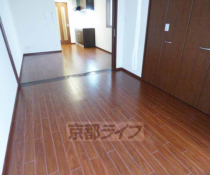 京都府京都市中京区西堂町の賃貸マンションの居間