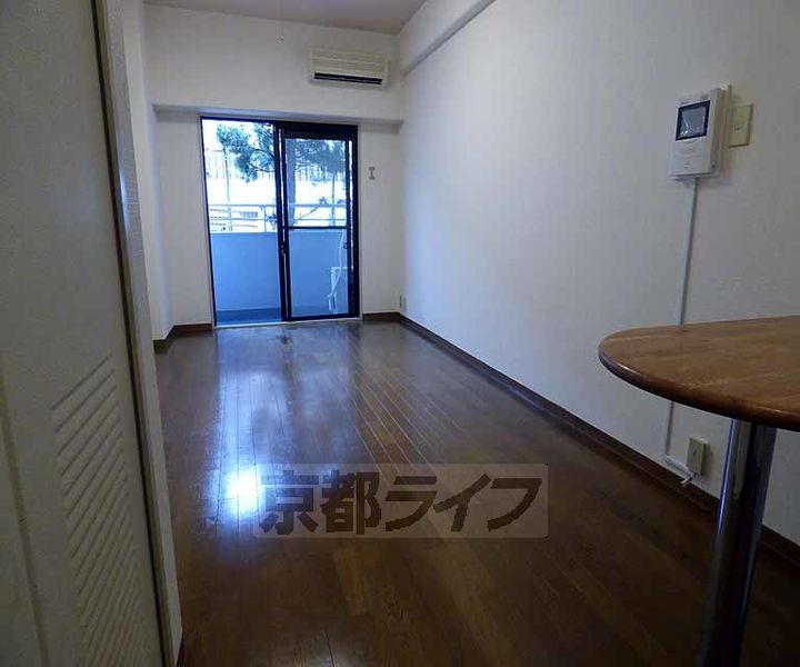 京都府京都市下京区忠庵町の賃貸マンションの居間
