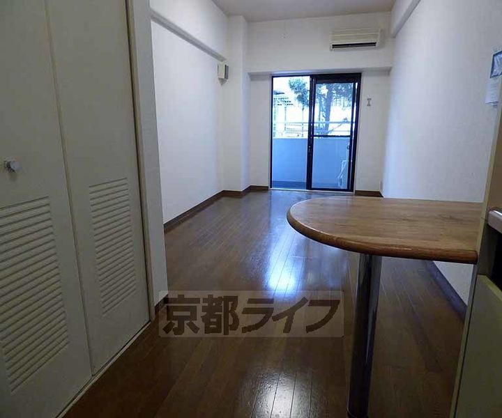 京都府京都市下京区忠庵町の賃貸マンションの居間