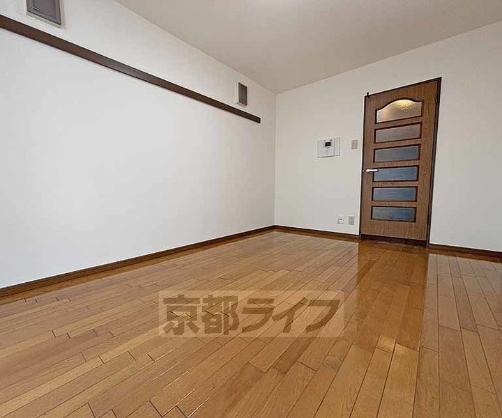 京都府京都市中京区姉猪熊町の賃貸マンションの居間