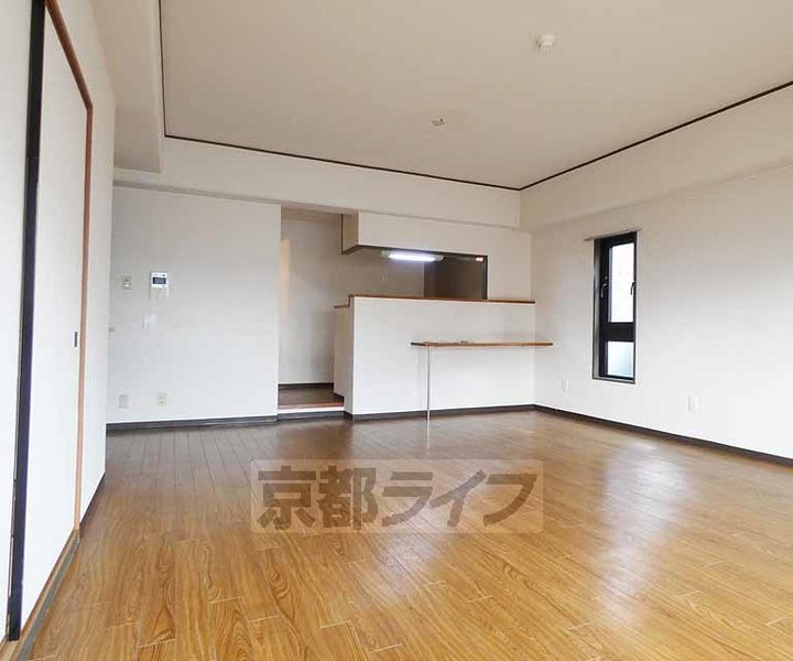京都府京都市上京区役人町の賃貸マンションの居間
