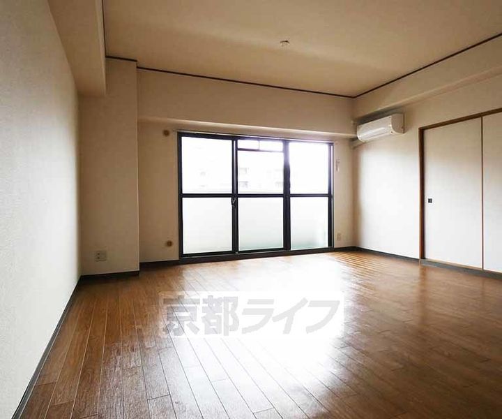 京都府京都市上京区役人町の賃貸マンションの居間