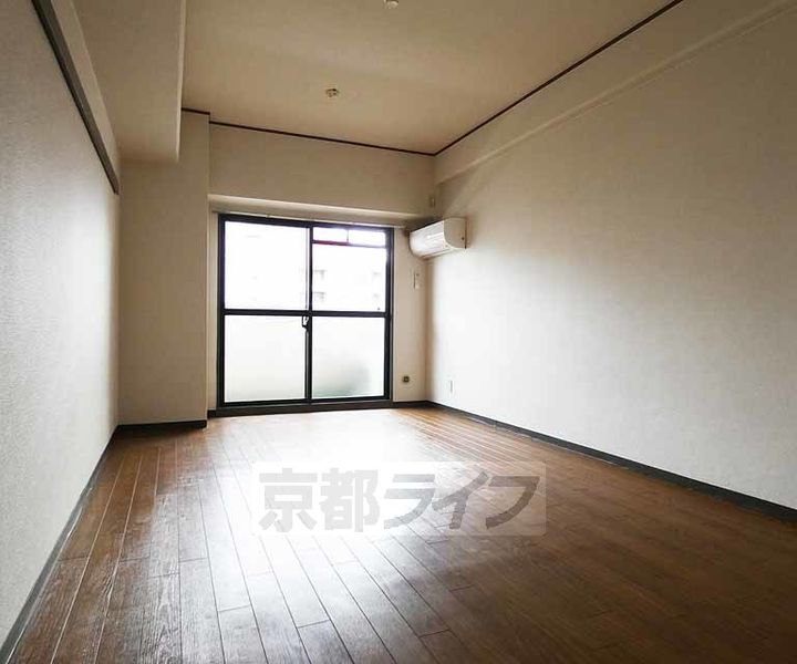 京都府京都市上京区役人町の賃貸マンションの居間
