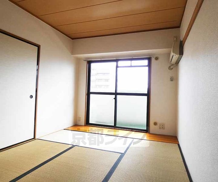 京都府京都市上京区役人町の賃貸マンションの居間