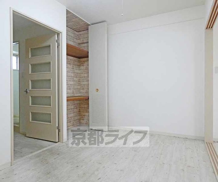 京都府京都市上京区東今小路町の賃貸マンションの居間