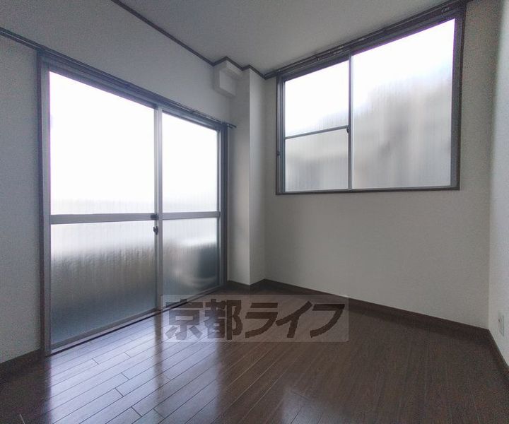 京都府京都市上京区寺之内通室町西入納屋町の賃貸マンションの居間