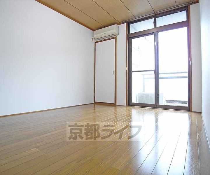 京都府京都市上京区橋西二町目の賃貸マンションの居間