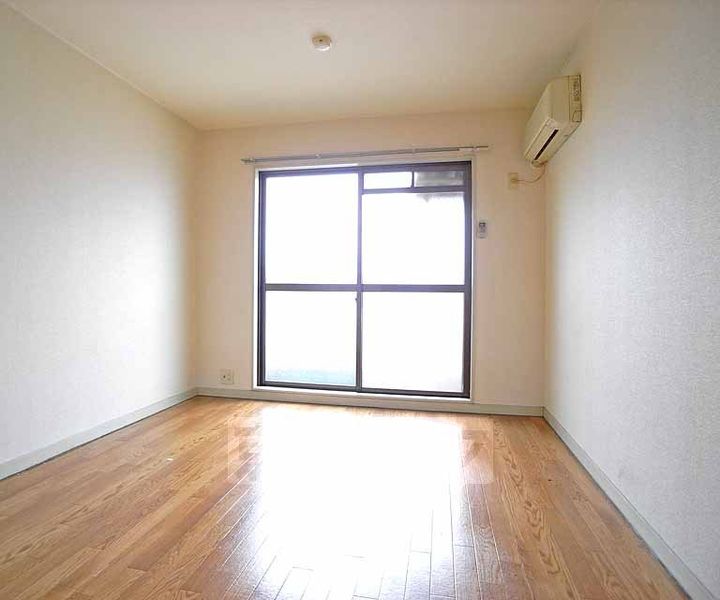 京都府京都市上京区西東町の賃貸マンションの居間