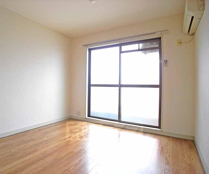 京都府京都市上京区西東町の賃貸マンションの居間