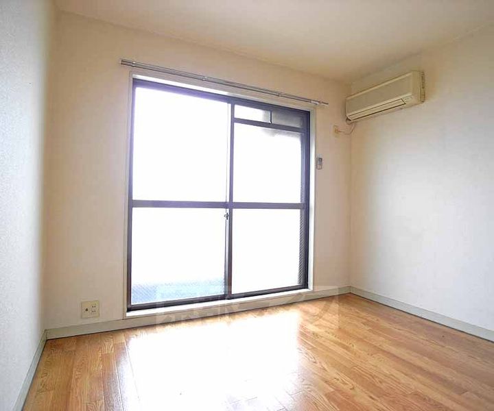 京都府京都市上京区西東町の賃貸マンションの居間