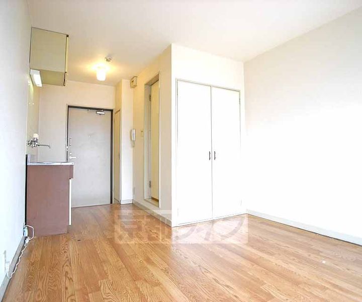 京都府京都市上京区西東町の賃貸マンションの居間