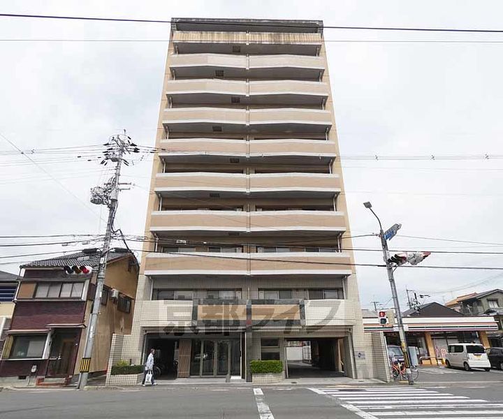 パインフィールド二条城202の外観
