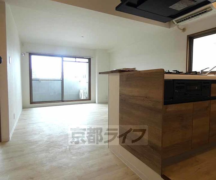 パインフィールド二条城202の居間