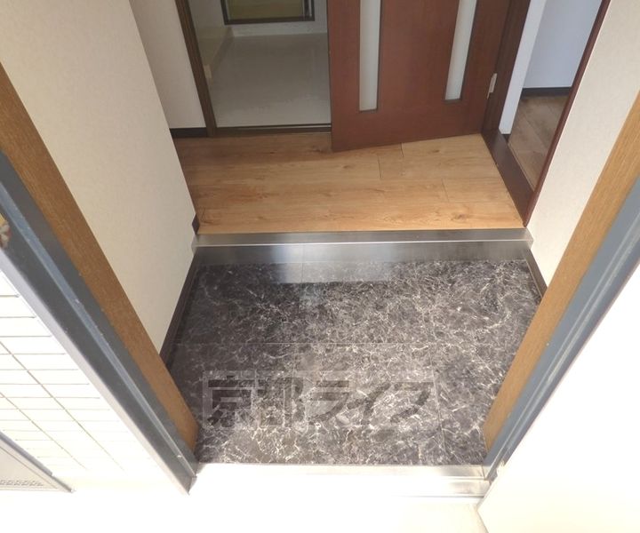 京都府京都市北区小山中溝町の賃貸マンションの玄関
