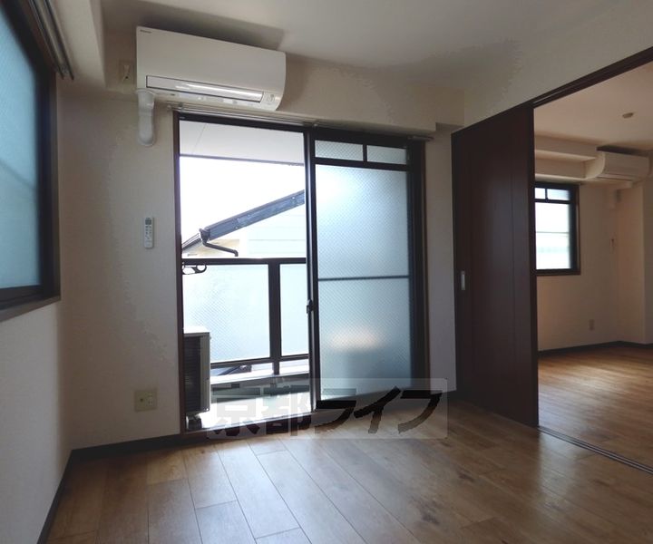 京都府京都市北区小山中溝町の賃貸マンションの居間