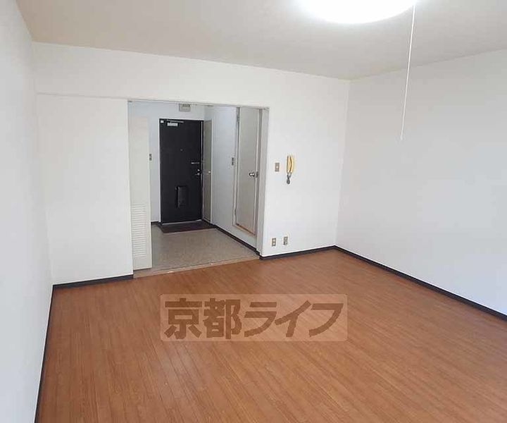 京都府京都市左京区一乗寺西水干町の賃貸マンションの居間