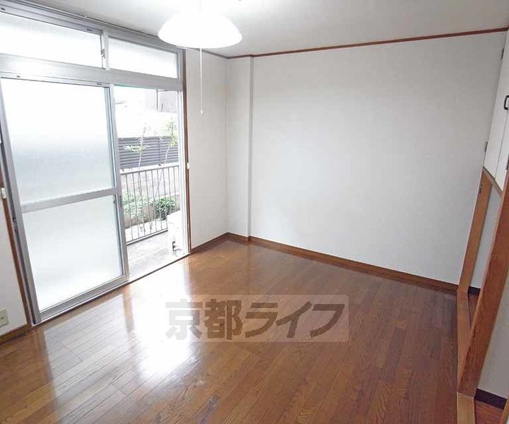 京都府京都市左京区高野清水町の賃貸マンションの居間
