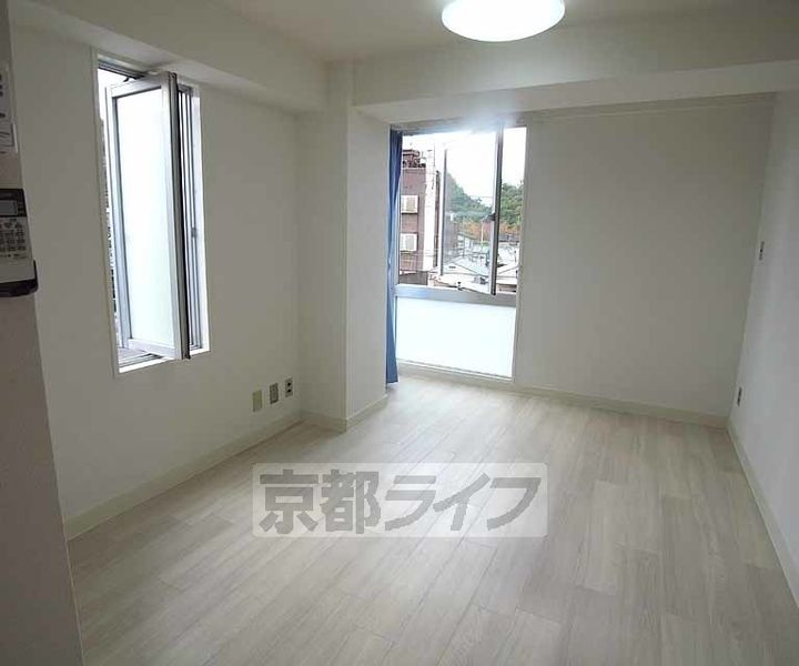 デジデンス宝ヶ池25の居間