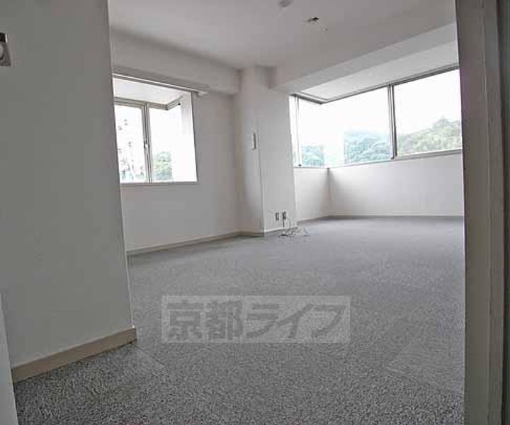 京都府京都市左京区北白川山田町の賃貸マンションの居間