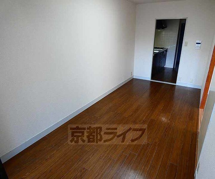 八廣ビル301の居間