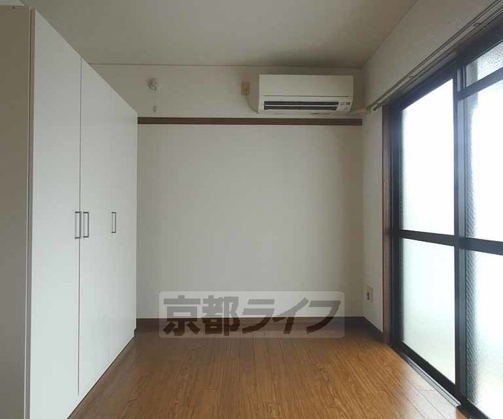 京都府京都市上京区塔ノ段今出川上ル三丁目上片原町の賃貸マンションの居間
