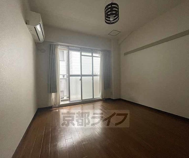 京都府京都市左京区一乗寺庵野町の賃貸マンションの居間