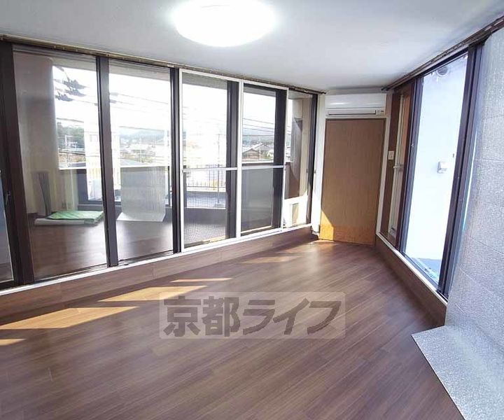 京都府京都市左京区上高野山ノ橋町の賃貸マンションの居間