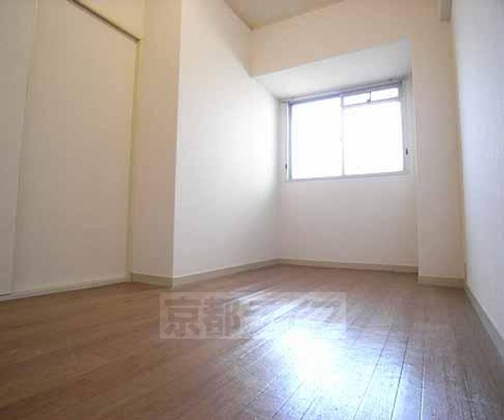 京都府京都市上京区新白水丸町の賃貸マンションの居間