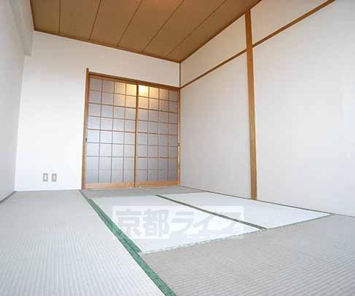 京都府京都市上京区新白水丸町の賃貸マンションの居間