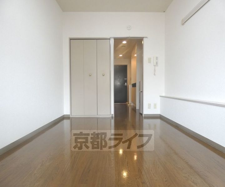 京都府京都市北区等持院東町の賃貸マンションの居間