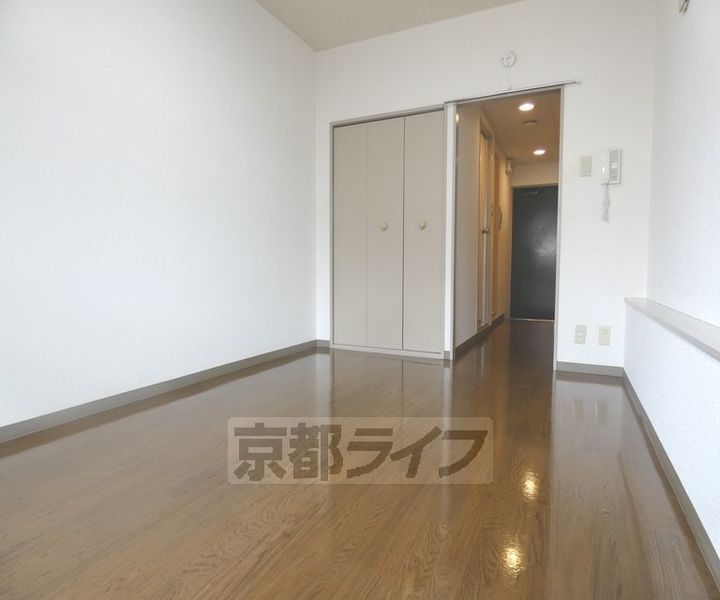 京都府京都市北区等持院東町の賃貸マンションの居間